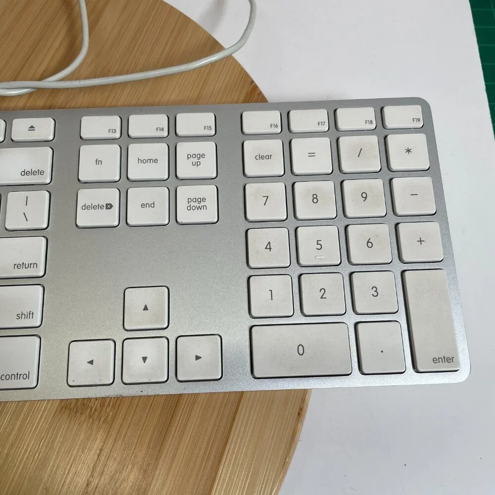 Genuine Apple Keyboard Slim Model A1243 Wired USB Silver w/ White Keys Tested